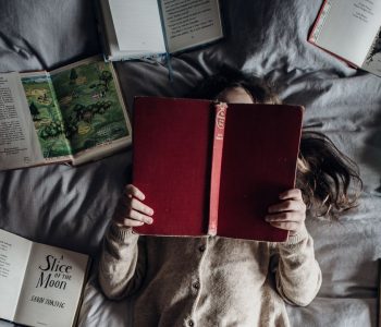 Kind liest ein Märchen