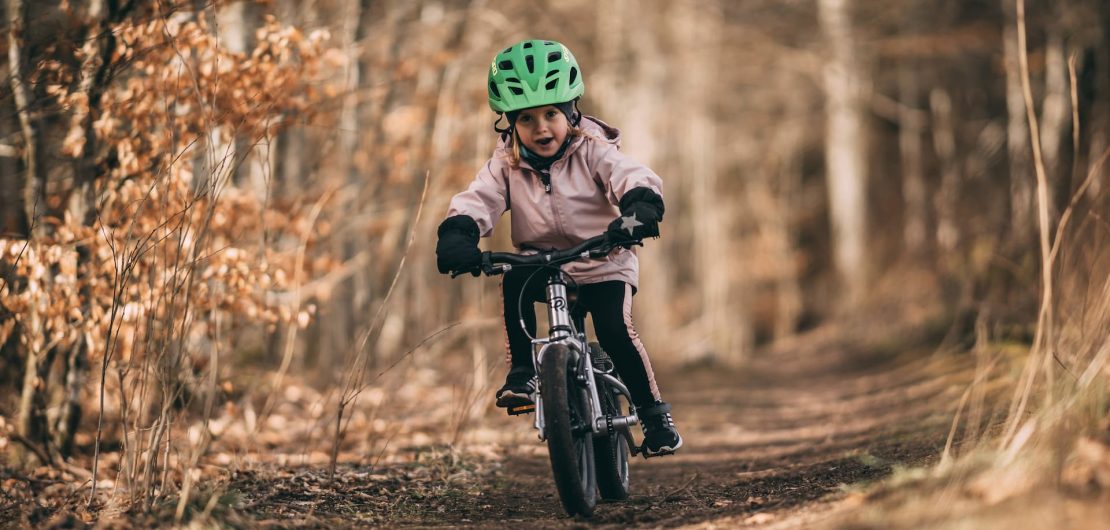 Kind radelt durch den Wald - Copyright Early Rider