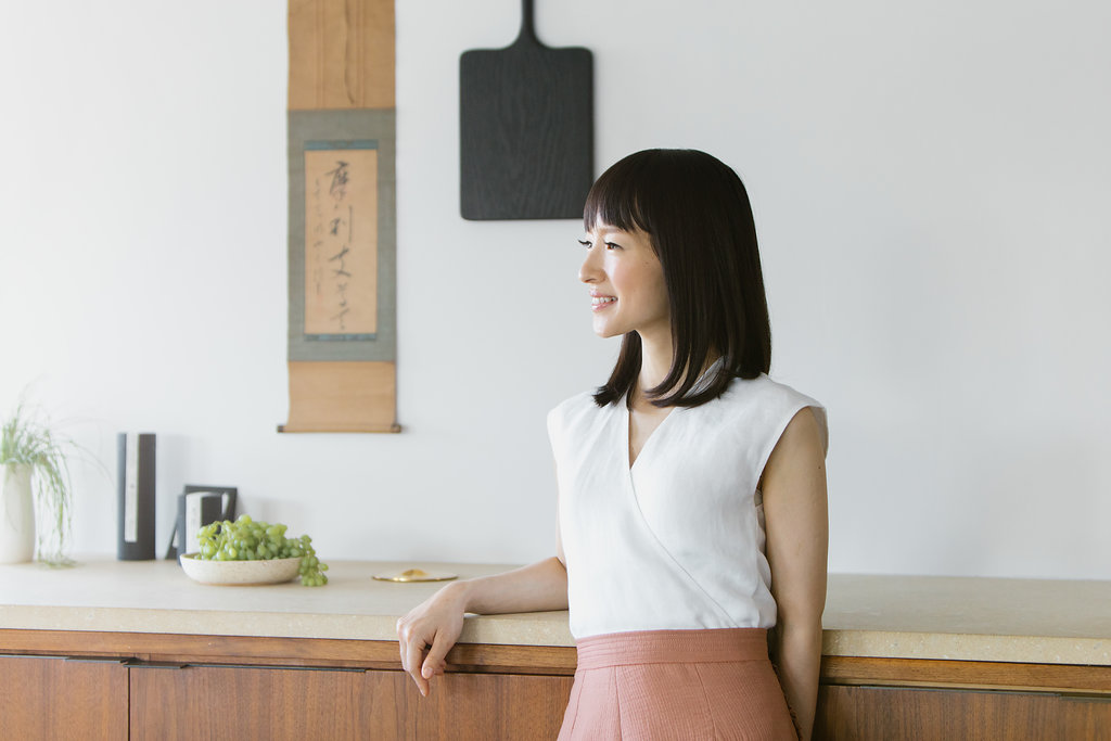 Foto von der japanischen Aufräumexpertin Marie Kondō. Zum Thema Ordnung im Kinderzimmer